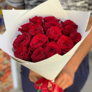 Букет 13 красных роз с упаковкой