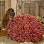 151 розовая роза с лентами