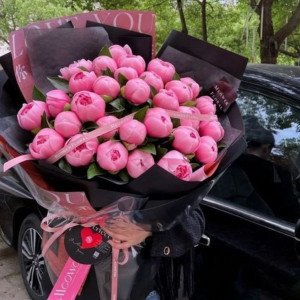 Букет 25 коралловых пионов в черной упаковке