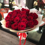 19 бордовых роз