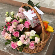 Корзина с фруктами, цветами и Рафаэлло