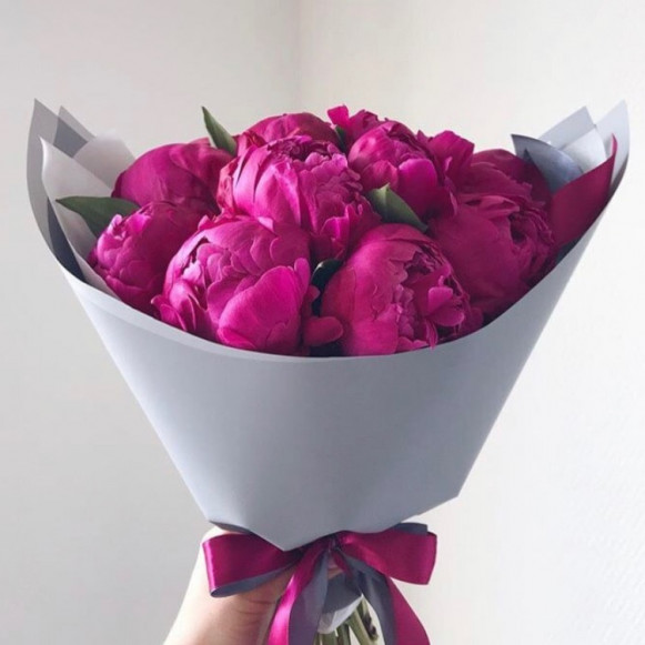 11 малиновых пионов