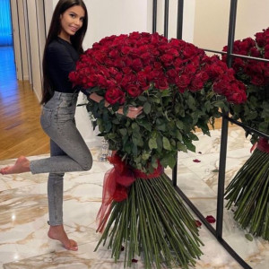 251 высокая роза с лентами
