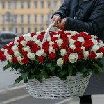 Корзина 201 красная и белая роза с оформлением Корзина 201 красная и белая роза с оформлением