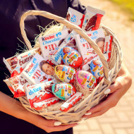 Корзина средняя со сладостями "Киндер сюрприз"