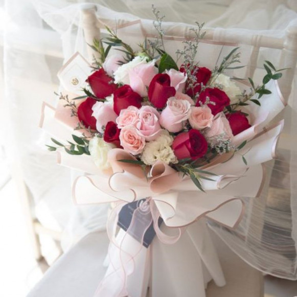 Букет 19 роз красные и розовые с эустомой