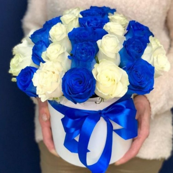 Коробка 31 белая и синяя роза