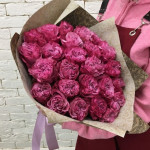 25 розовых пионовидных одноголовых роз в крафте 25 розовых пионовидных одноголовых роз в крафте