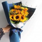 Сборный небольшой букет с подсолнухами Сборный небольшой букет с подсолнухами