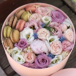 Нежная пионовидная композиция с макаронсами в коробке