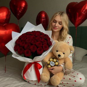 35 бордовых роз с мишкой и конфетами