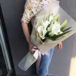 Букет 9 белых калл с зеленью упаковкой