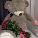 Большой серый мишка 150 см и 25 красных роз с лентами