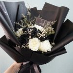 Букет черные розы и белые