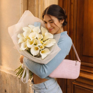 Букет 17 белых калл с оформлением