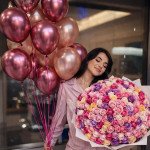 Букет 151 разноцветная роза и набор шаров с сердцем