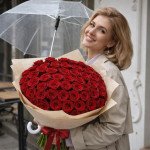 Букет 51 красная роза с бежевой упаковкой