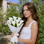 Букет 7 белых калл с упаковкой и лентами Букет 7 белых калл с упаковкой и лентами